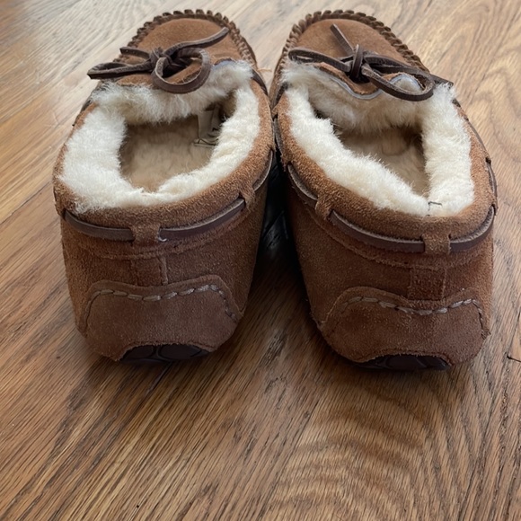 Kids Uggs Slippers - Picture 3 of 4